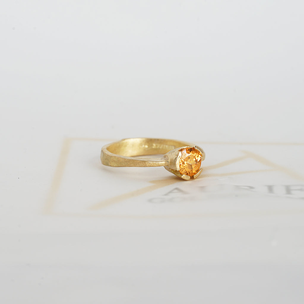 Aurifex Goldschmiede Koblenz Ring aus der Kollektion Facettenreich in Gelbgold mit Mandarin Granat