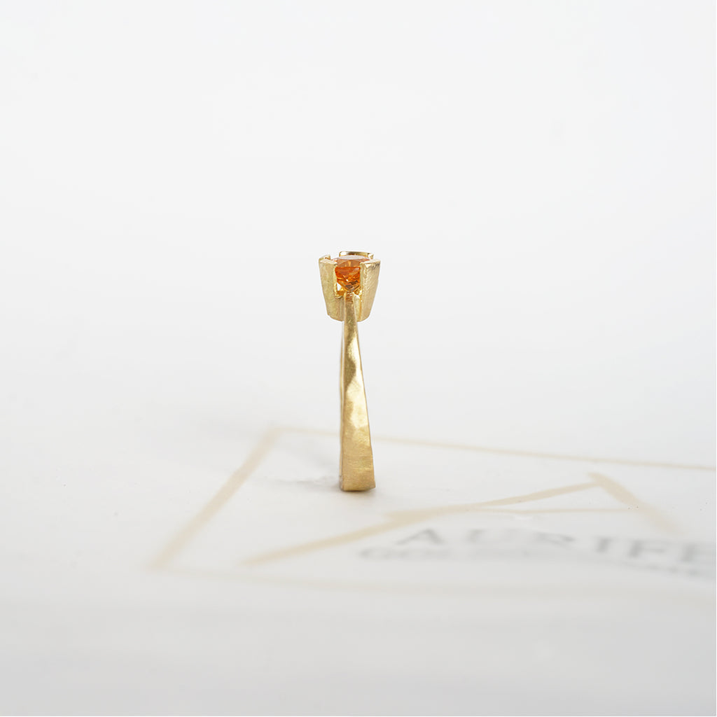 Aurifex Goldschmiede Koblenz Ring aus der Kollektion Facettenreich in Gelbgold mit Mandarin Granat