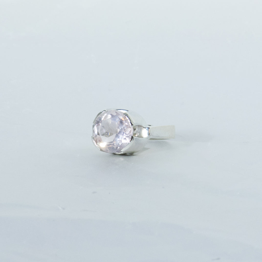 Aurifex Goldschmiede Koblenz Ring aus der Kollektion Facettenreich in Silber mit rundem Rosenquarz