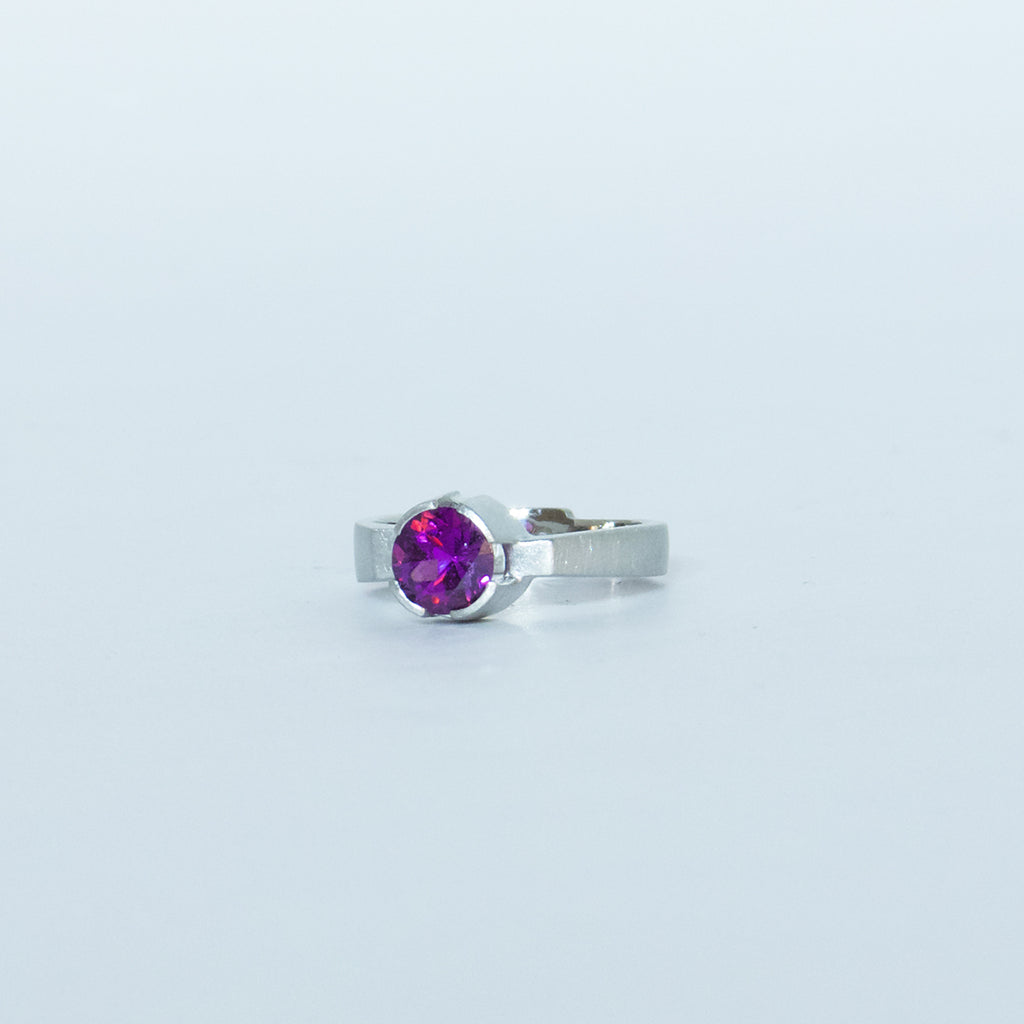 Aurifex Goldschmiede Koblenz Ring aus der Kollektion Facettenreich in Platin mir purple Garnet