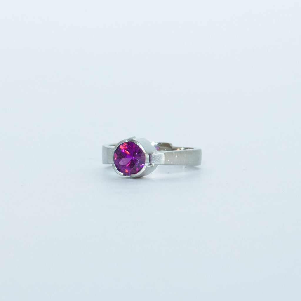 Aurifex Goldschmiede Koblenz Ring aus der Kollektion Facettenreich in Platin mir purple Garnet