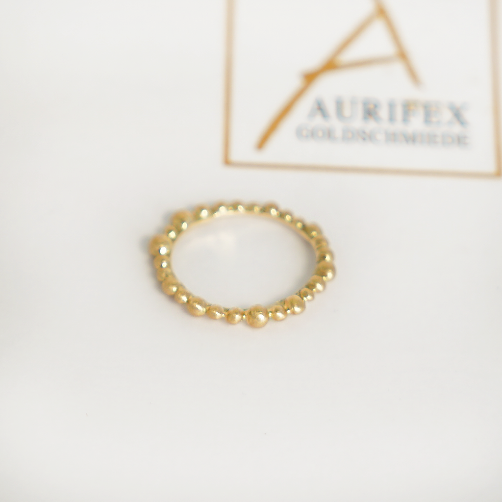 Ring aus der Kollektion Feine Form mit Kugeln in Gelbgold