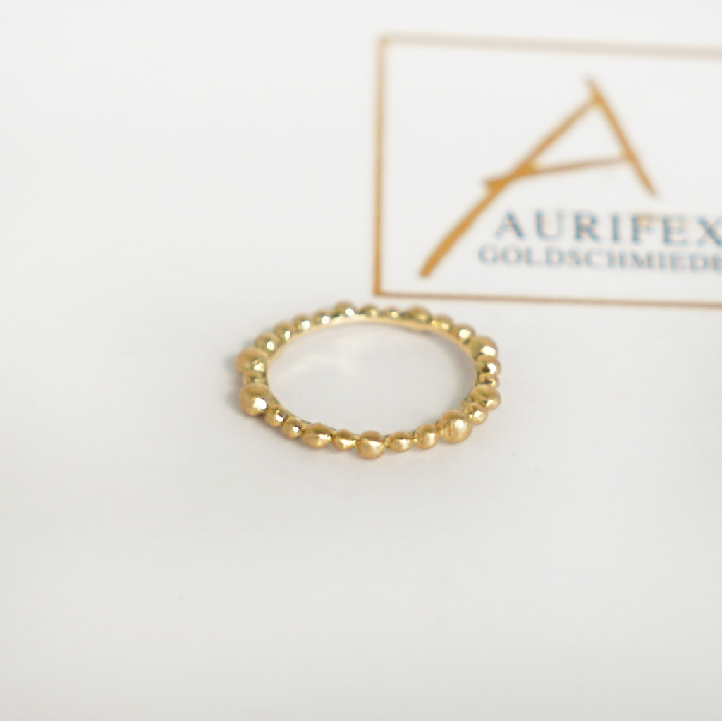 Ring aus der Kollektion Feine Form mit Kugeln in Gelbgold