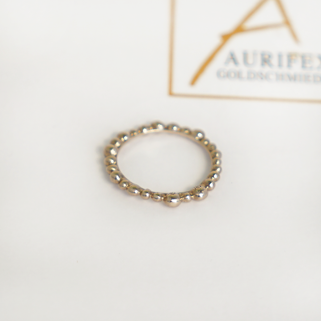 Aurifex Goldschmiede Koblenz Ring aus der Kollektion Feine Form in Weißgold mit Kugeln