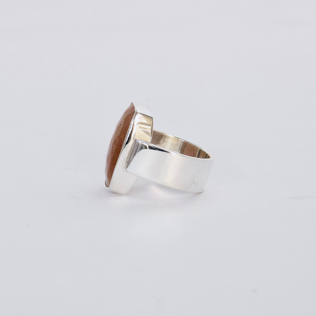 Aurifex Goldschmiede Ring aus der Kollektion Unikat in Silber mit Mondstein im Rosenschliff