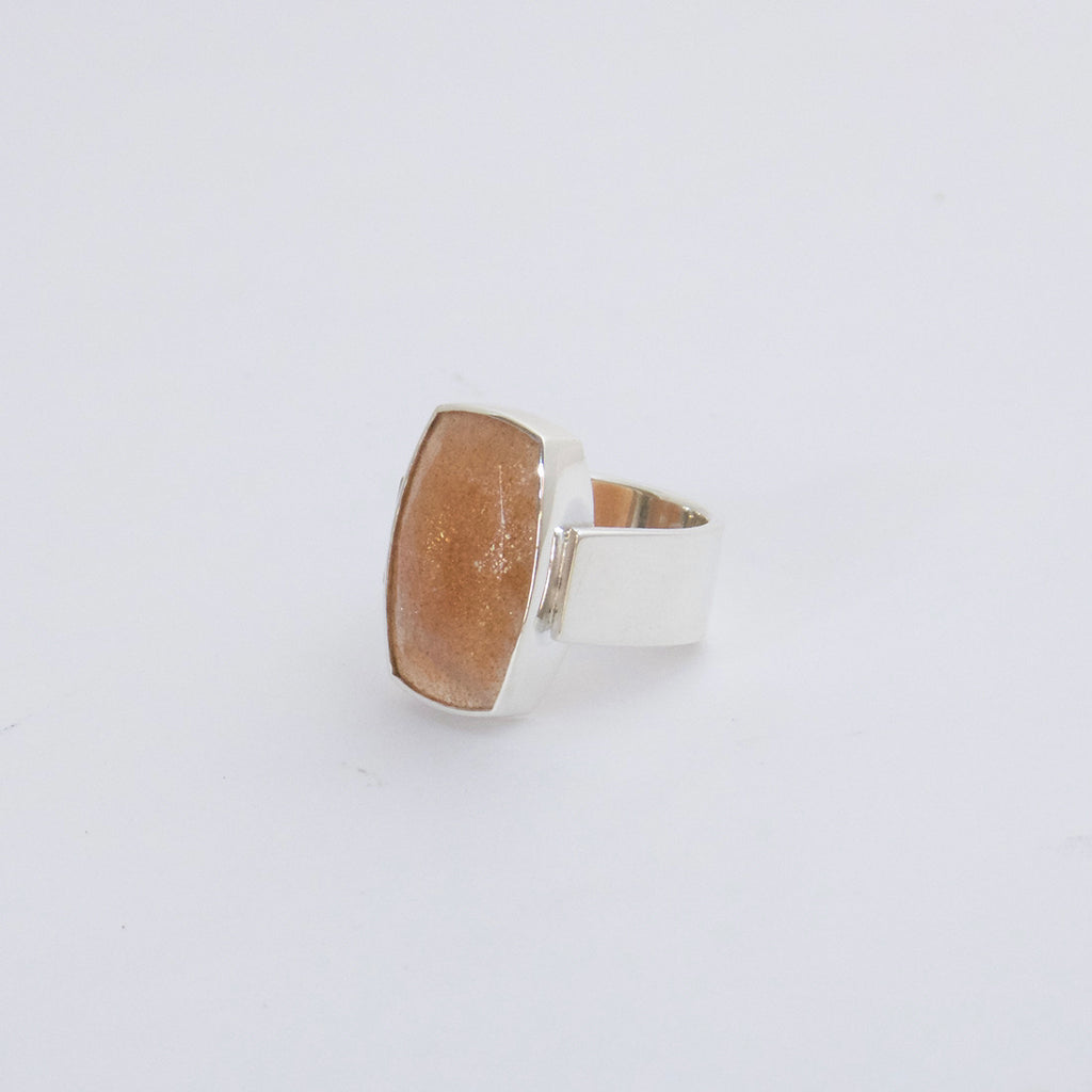 Aurifex Goldschmiede Ring aus der Kollektion Unikat in Silber mit Mondstein im Rosenschliff