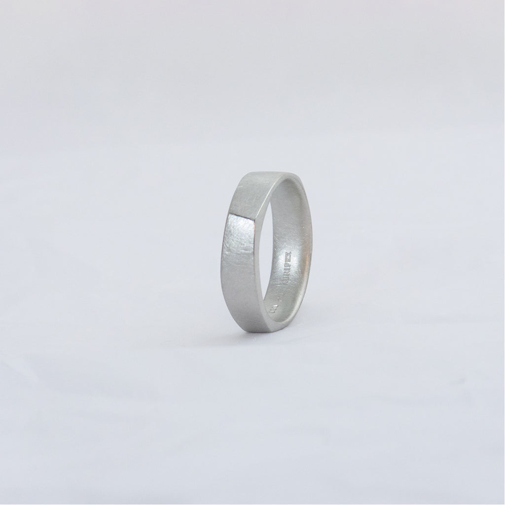 Aurifex Goldschmiede Ring aus der Kollektion Partnerringe in Platin auf Basis eines Vierecks