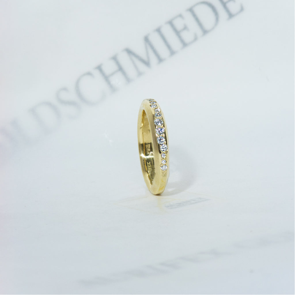 Aurifex Goldschmiede Koblenz Ring aus der Kollektion PUR in Gelbgold mit Brillanten