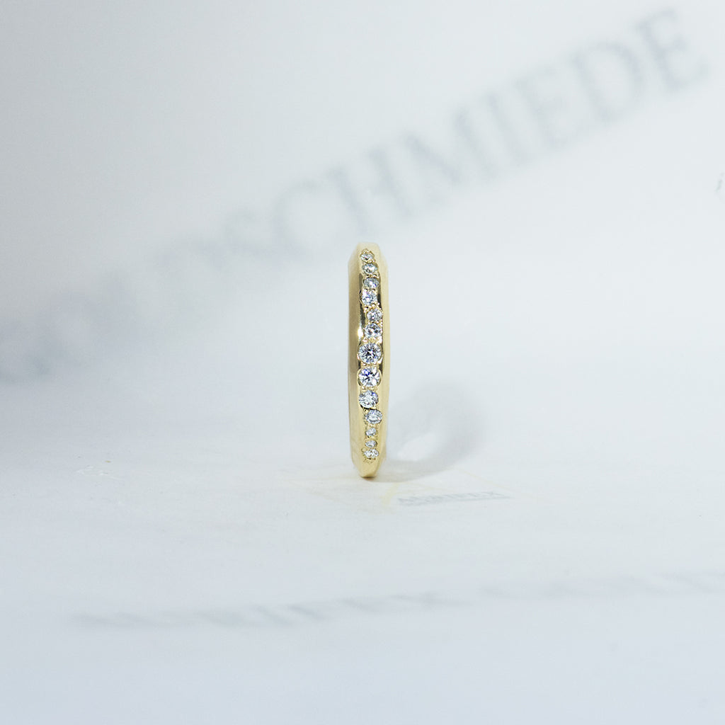 Aurifex Goldschmiede Koblenz Ring aus der Kollektion PUR in Gelbgold mit Brillanten