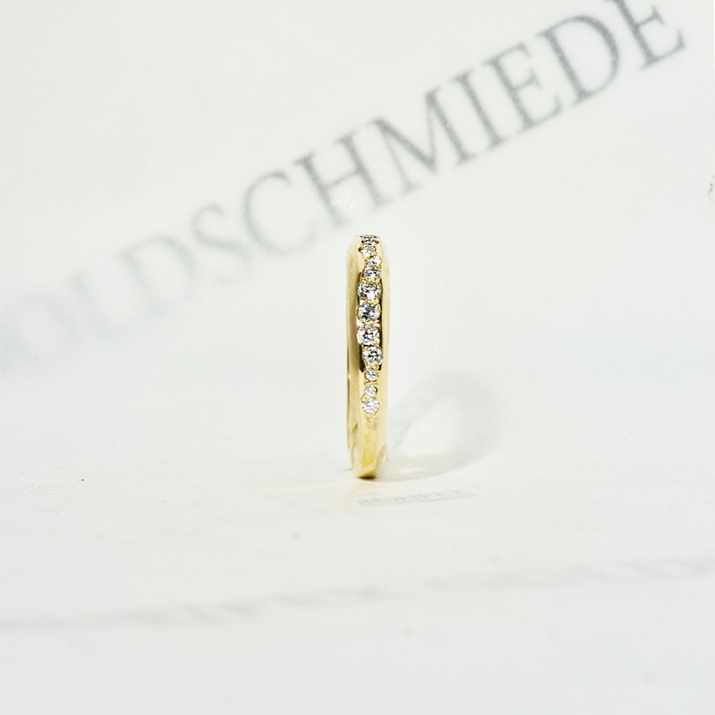 Aurifex Goldschmiede Koblenz Ring aus der Kollektion PUR in Gelbgold mit Brillanten