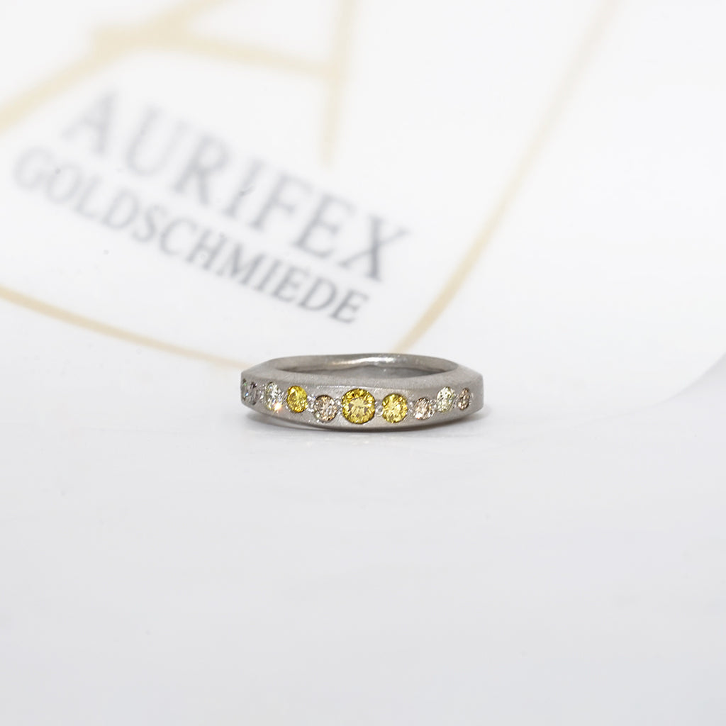 Aurifex Goldschmiede Ring aus der Kollektion PUR in Platin mit Brillanten