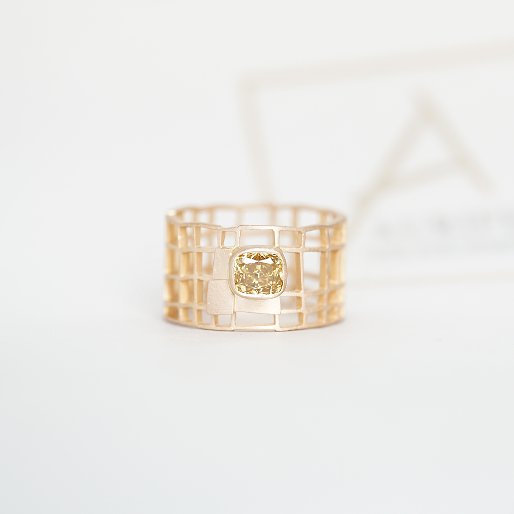 Aurifex Goldschmiede Koblenz Ring aus der Kollektion Unikat in Rotgold mit Diamant im Cushion Schliff