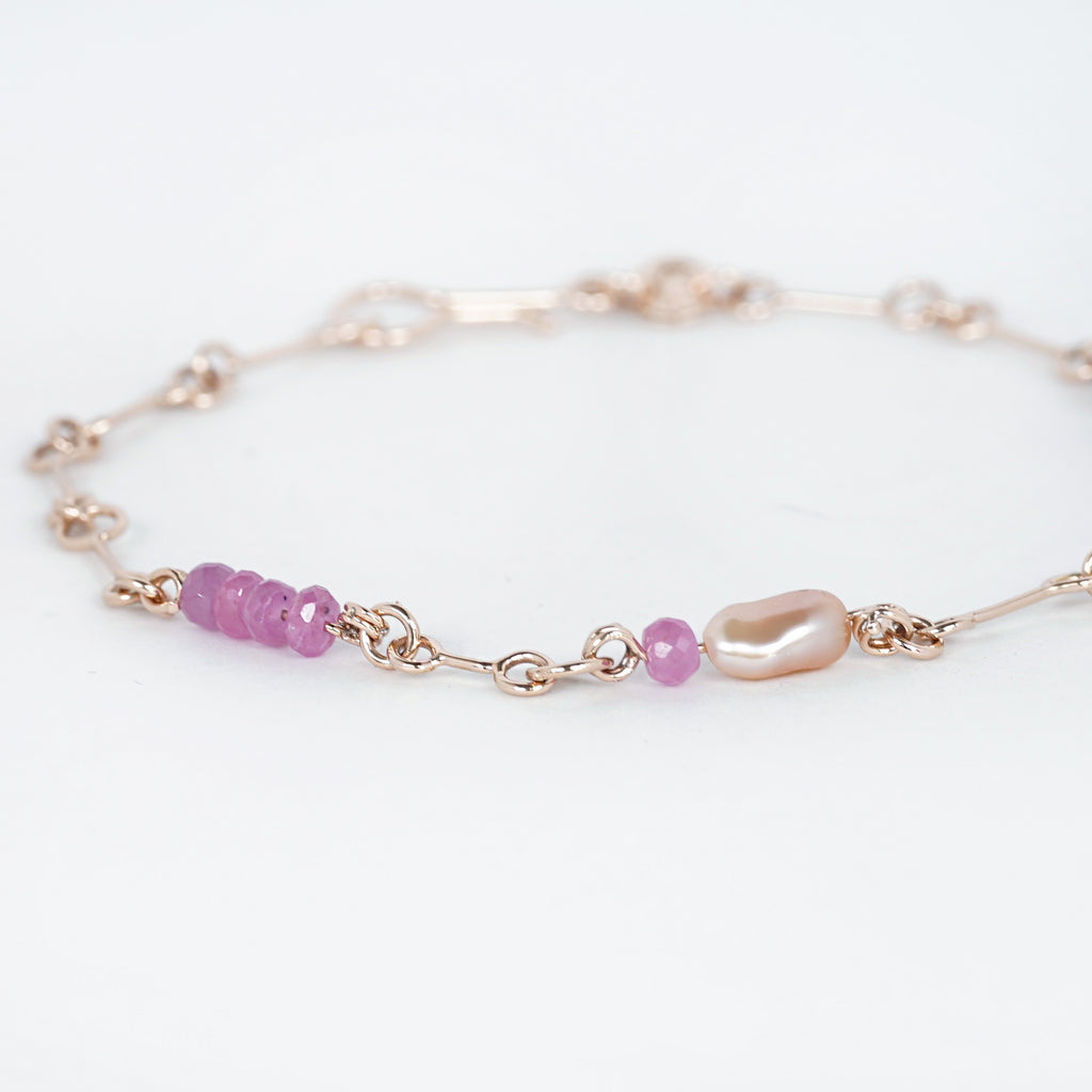 Aurifex Goldschmiede Koblenz Armband aus der Kollektion Unikat inR Rotgold mit Saphir, Morganit und Perle