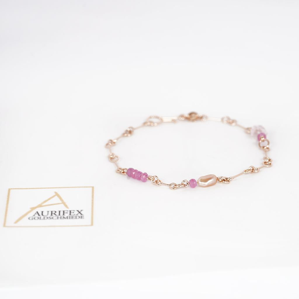 Aurifex Goldschmiede Koblenz Armband aus der Kollektion Unikat inR Rotgold mit Saphir, Morganit und Perle