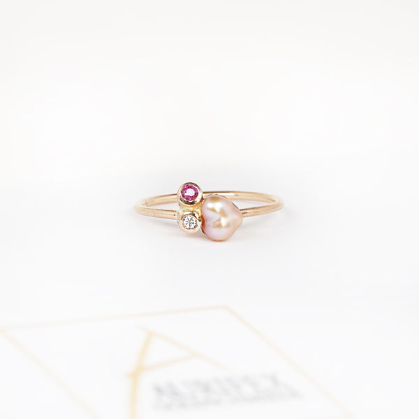 Aurifex Goldschmiede Koblenz Ring aus der Kollektion Unikat in Rotgold mit Brillant, Saphir und Perle