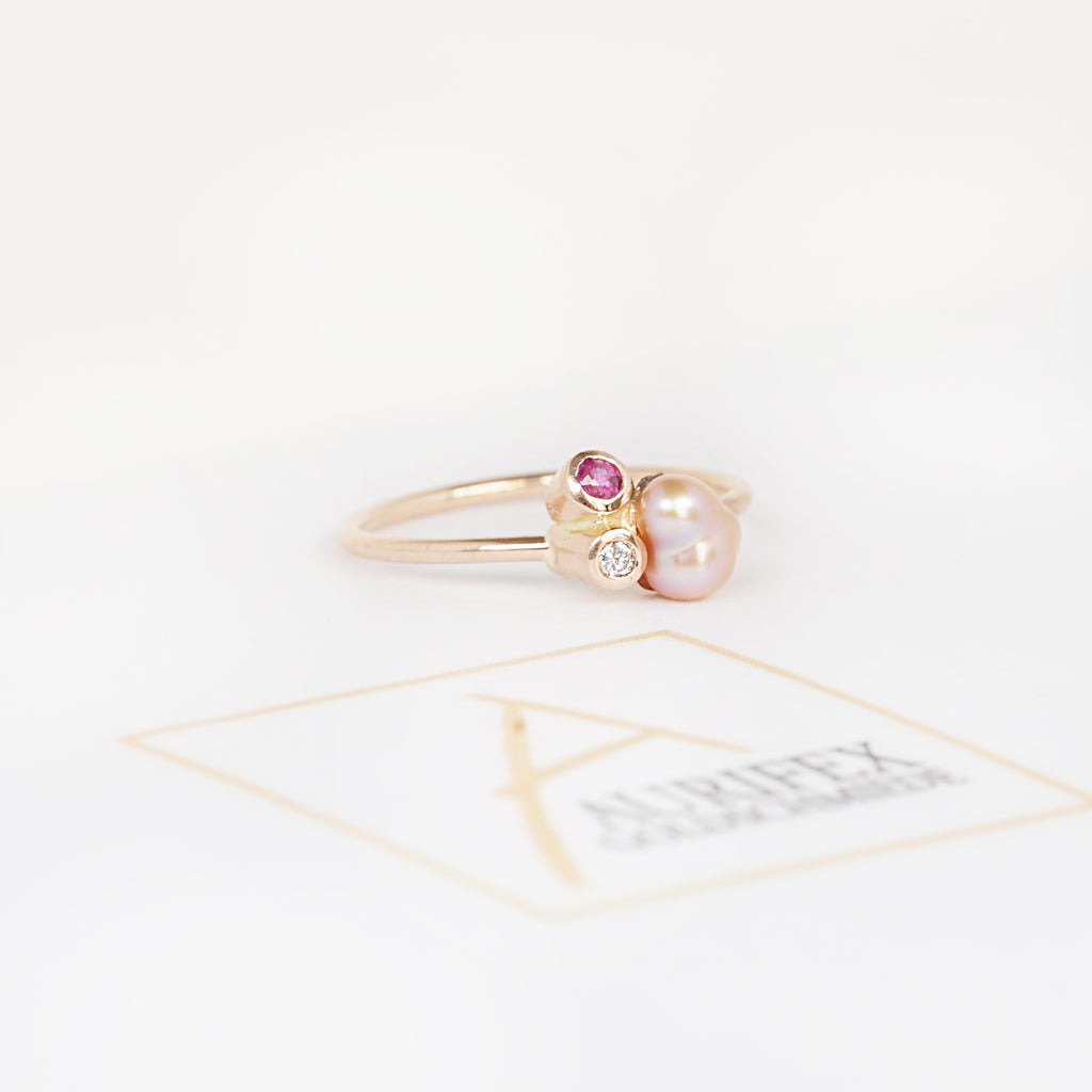 Aurifex Goldschmiede Koblenz Ring aus der Kollektion Unikat in Rotgold mit Brillant, Saphir und Perle
