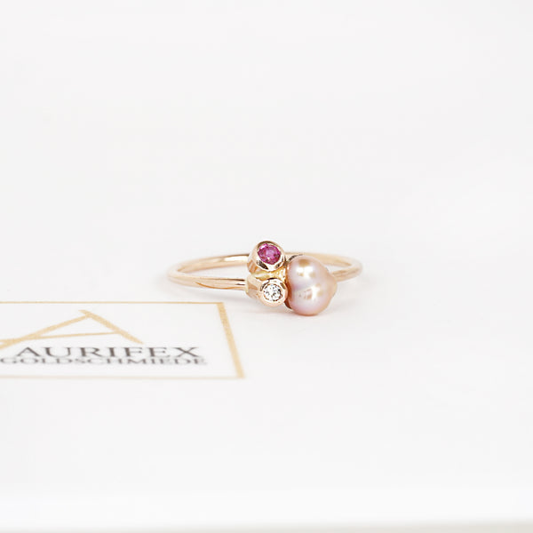 Aurifex Goldschmiede Koblenz Ring aus der Kollektion Unikat in Rotgold mit Brillant, Saphir und Perle