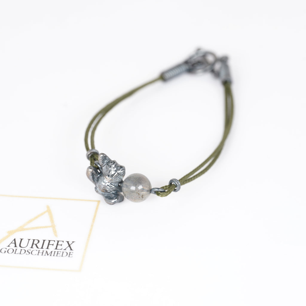 Aurifex Goldschmiede Koblenz Armband aus der Kollektion Symbolique mit Frosch und Labradorit
