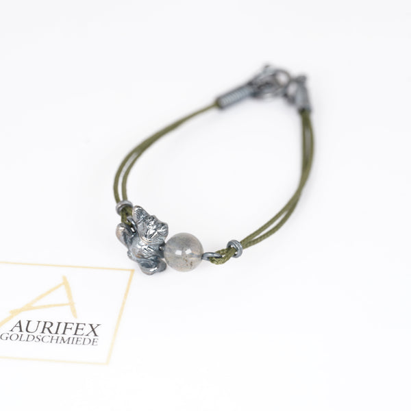 Aurifex Goldschmiede Koblenz Armband aus der Kollektion Symbolique mit Frosch und Labradorit