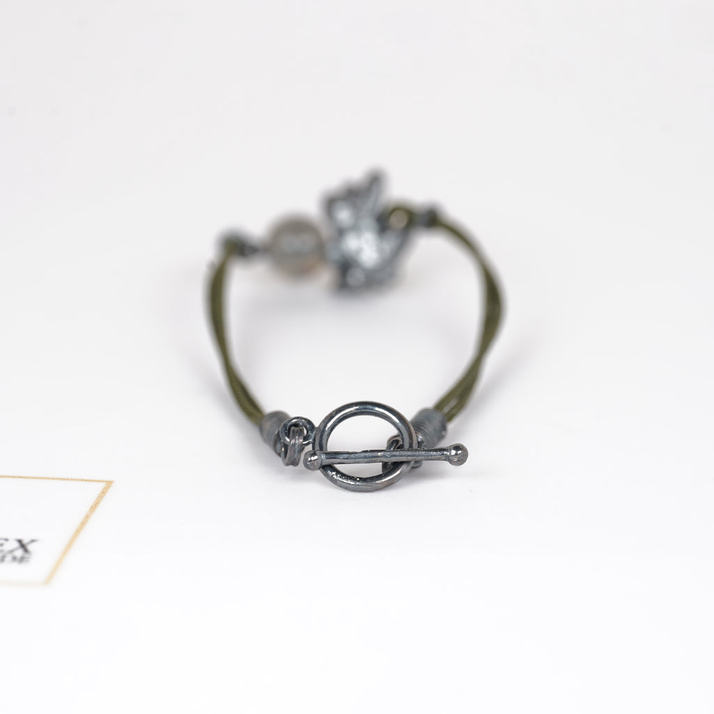 Aurifex Goldschmiede Koblenz Armband aus der Kollektion Symbolique mit Frosch und Labradorit