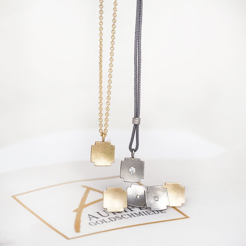 Aurifex Goldschmiede Koblenz Anhänger Kreuz aus der Kollektion Feine Form in Platin mit Brillant 