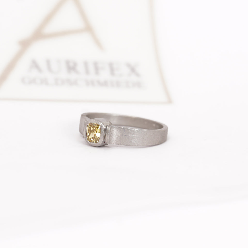 Aurifex Goldschmiede Koblenz Ring aus der Kollektion Diamant mit Diamant im Cushion Schliff in fancy yellow