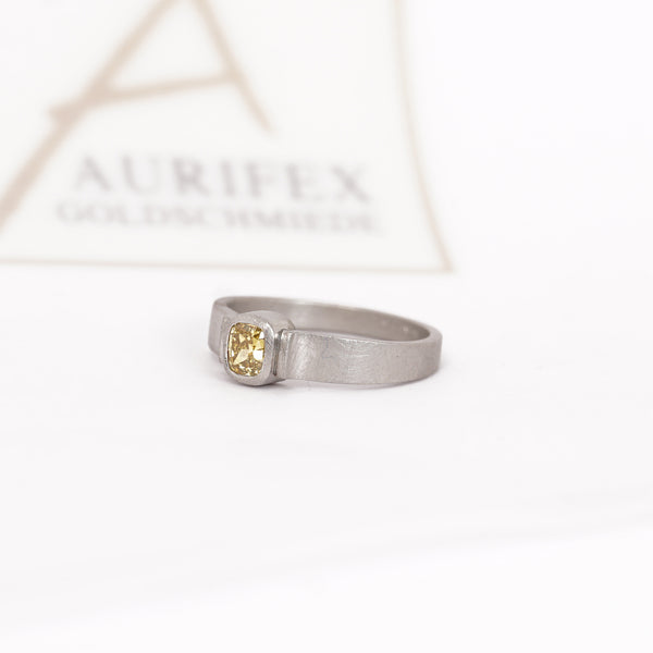 Aurifex Goldschmiede Koblenz Ring aus der Kollektion Diamant mit Diamant im Cushion Schliff in fancy yellow