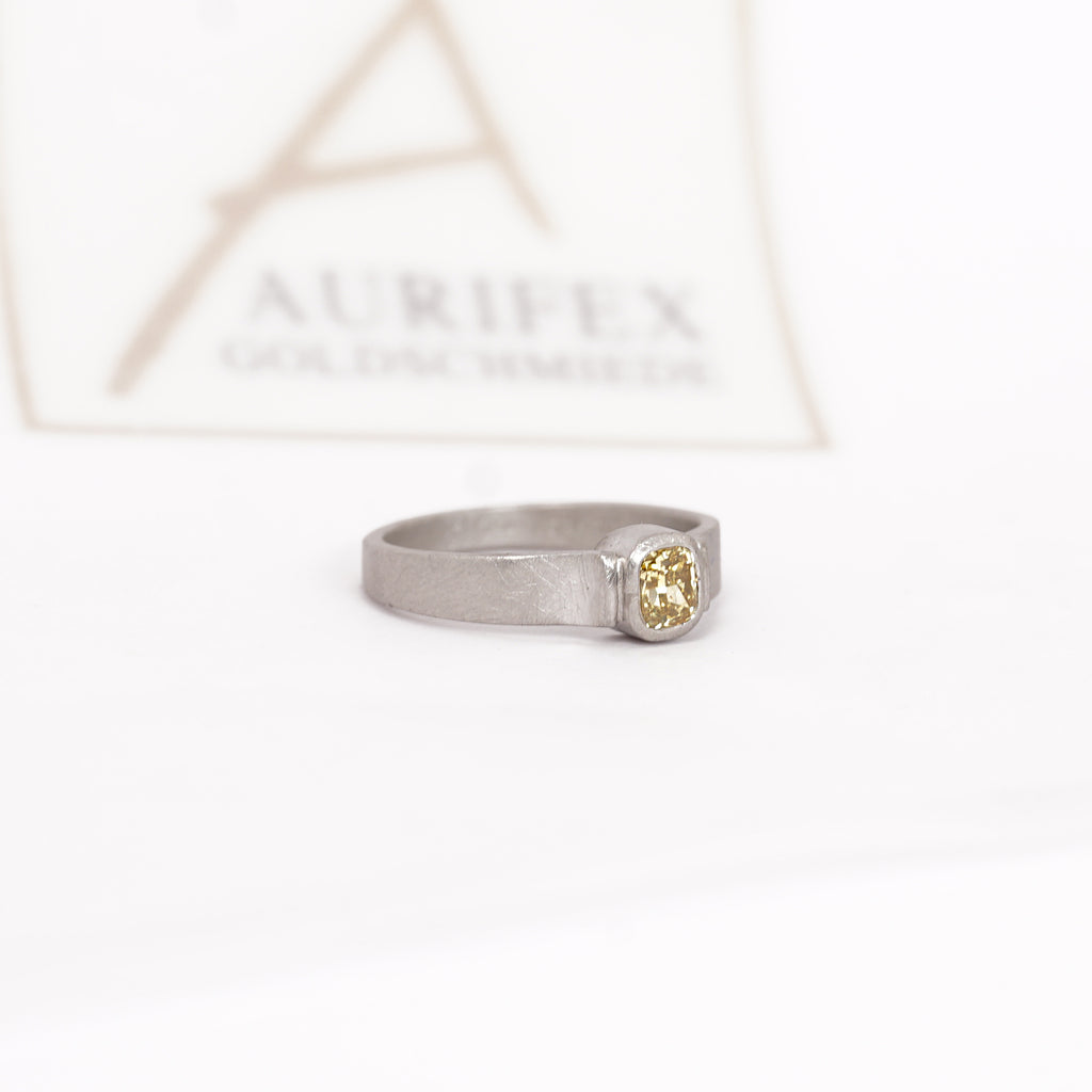 Aurifex Goldschmiede Koblenz Ring aus der Kollektion Diamant mit Diamant im Cushion Schliff in fancy yellow