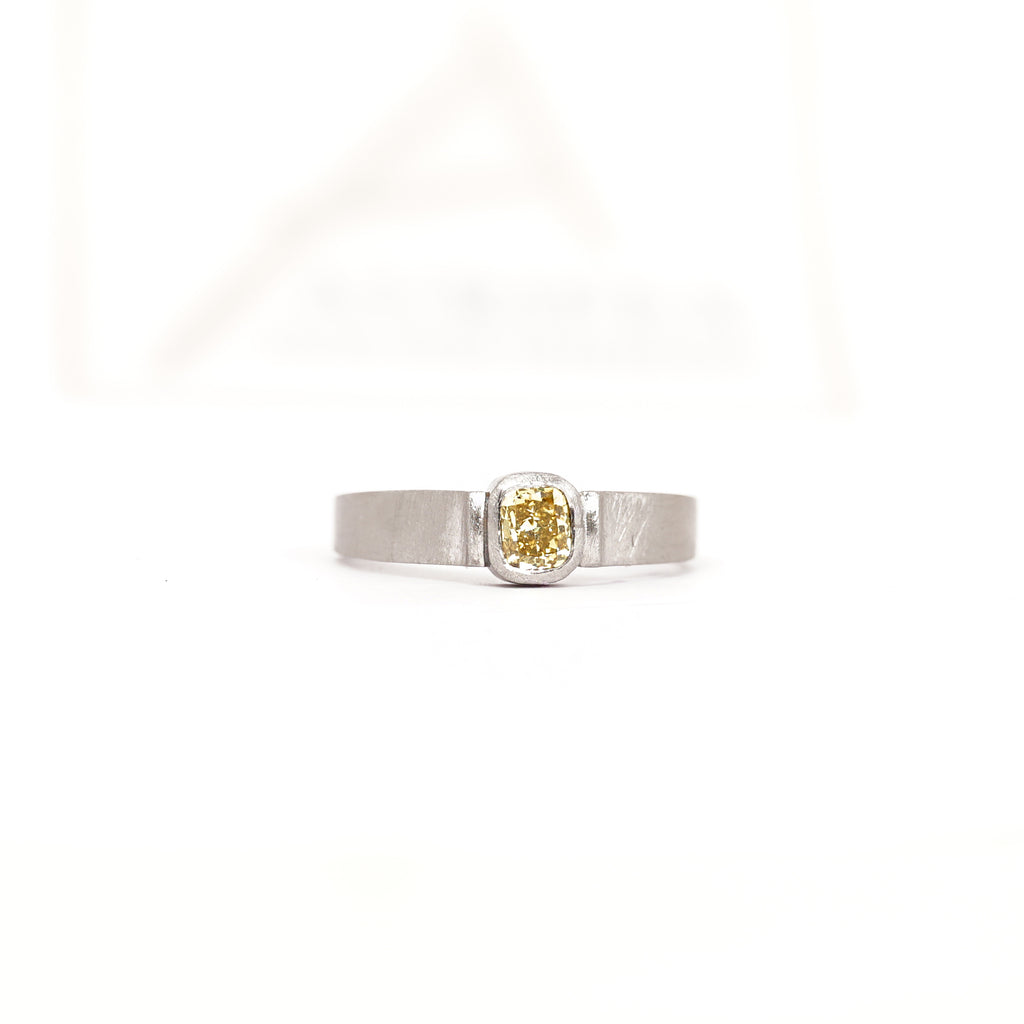 Aurifex Goldschmiede Koblenz Ring aus der Kollektion Diamant mit Diamant im Cushion Schliff in fancy yellow