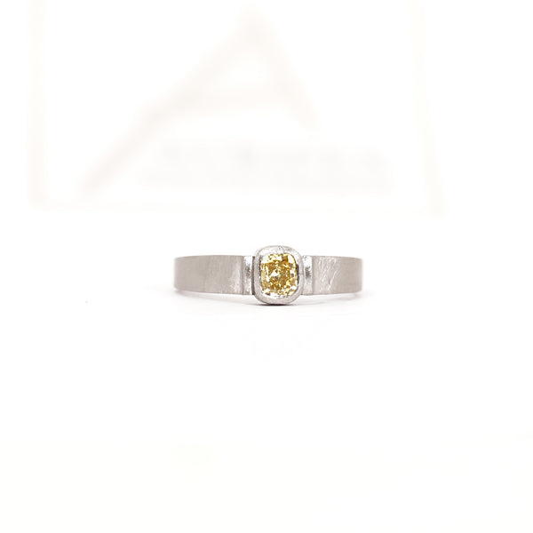 Aurifex Goldschmiede Koblenz Ring aus der Kollektion Diamant mit Diamant im Cushion Schliff in fancy yellow