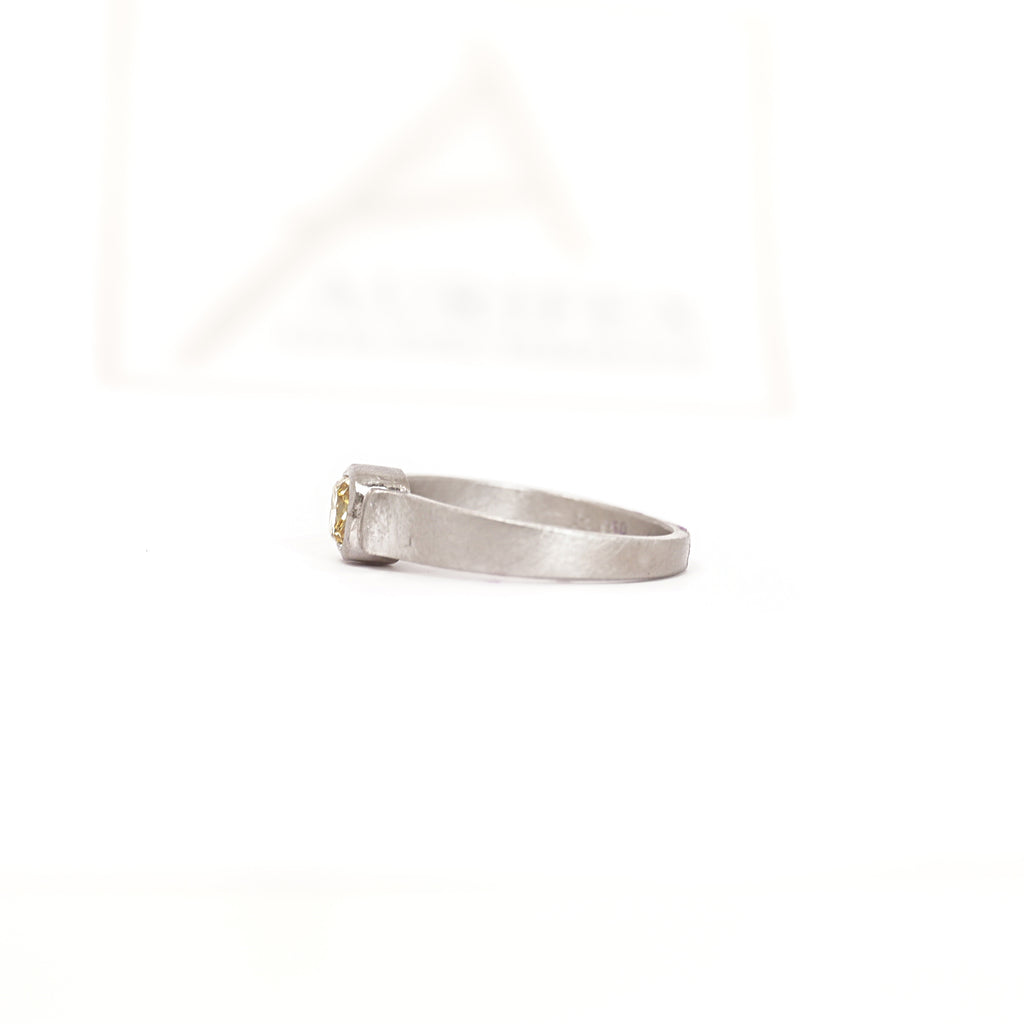 Aurifex Goldschmiede Koblenz Ring aus der Kollektion Diamant mit Diamant im Cushion Schliff in fancy yellow