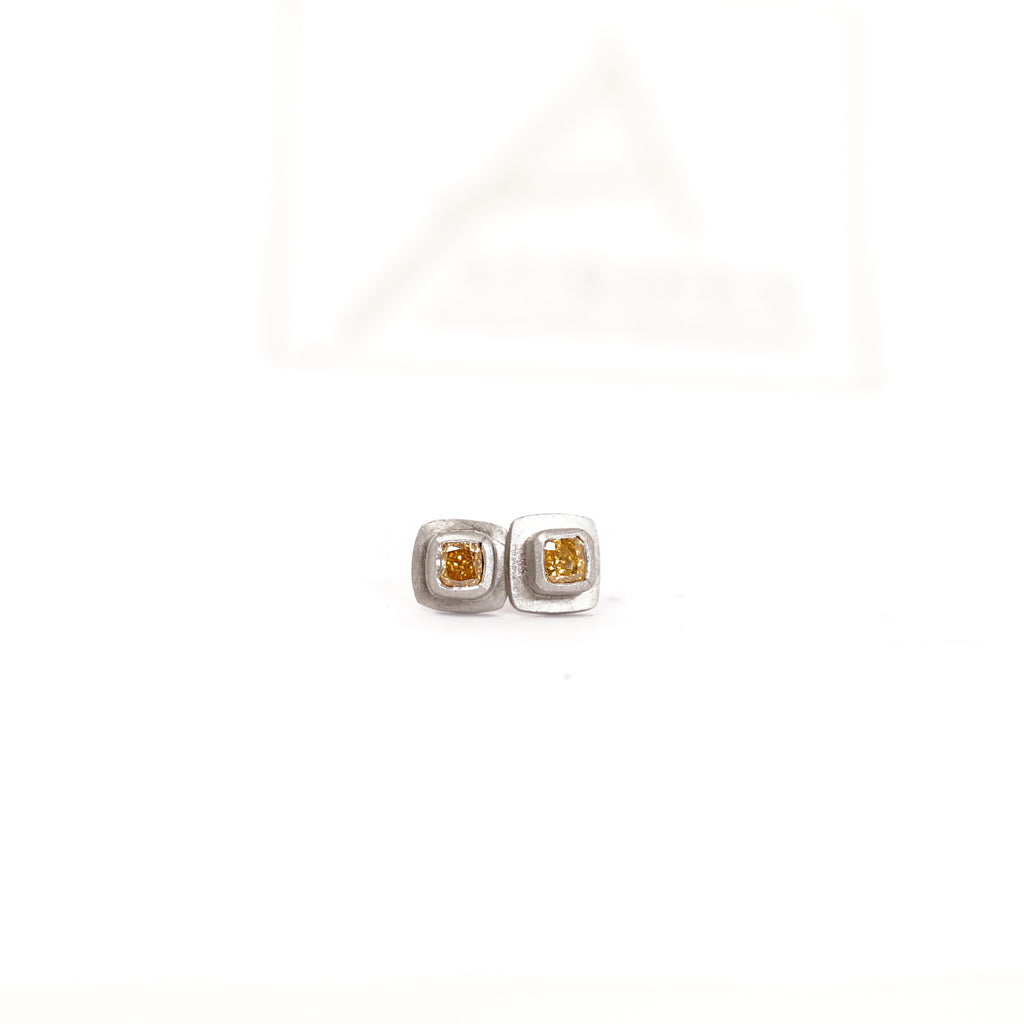 Aurifex Goldschmiede Koblenz Ohrringe aus der Kollektion Diamant mit Diamant im Cushion Schliff in fancy yellow