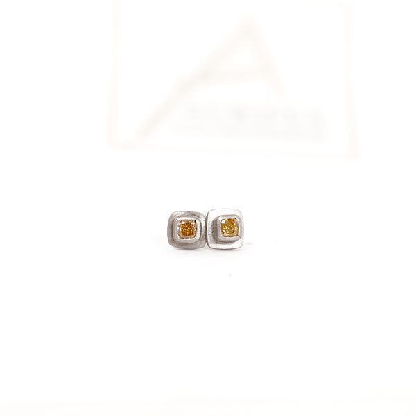 Aurifex Goldschmiede Koblenz Ohrringe aus der Kollektion Diamant mit Diamant im Cushion Schliff in fancy yellow