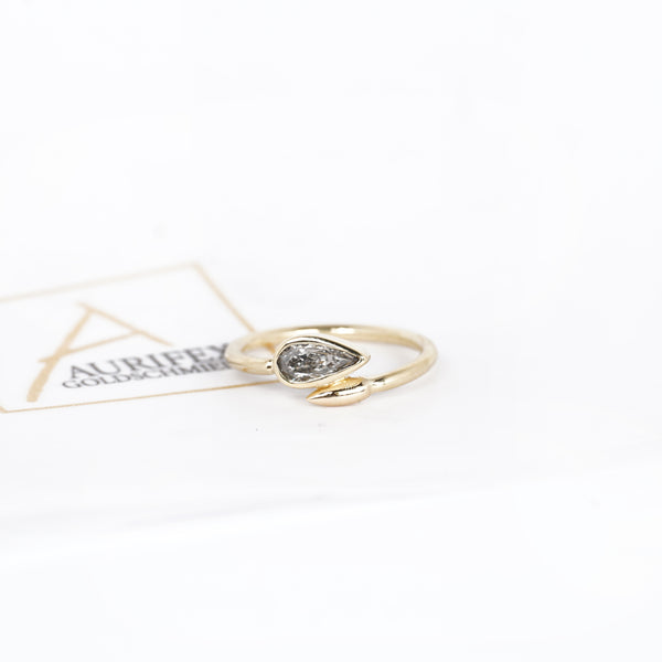Aurifex Goldschmiede Koblenz Ring aus der Kollektion Diamant in Gelbgold mit Diamant-Tropfen
