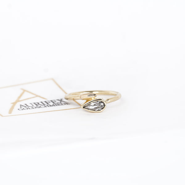 Aurifex Goldschmiede Koblenz Ring aus der Kollektion Diamant in Gelbgold mit Diamant-Tropfen