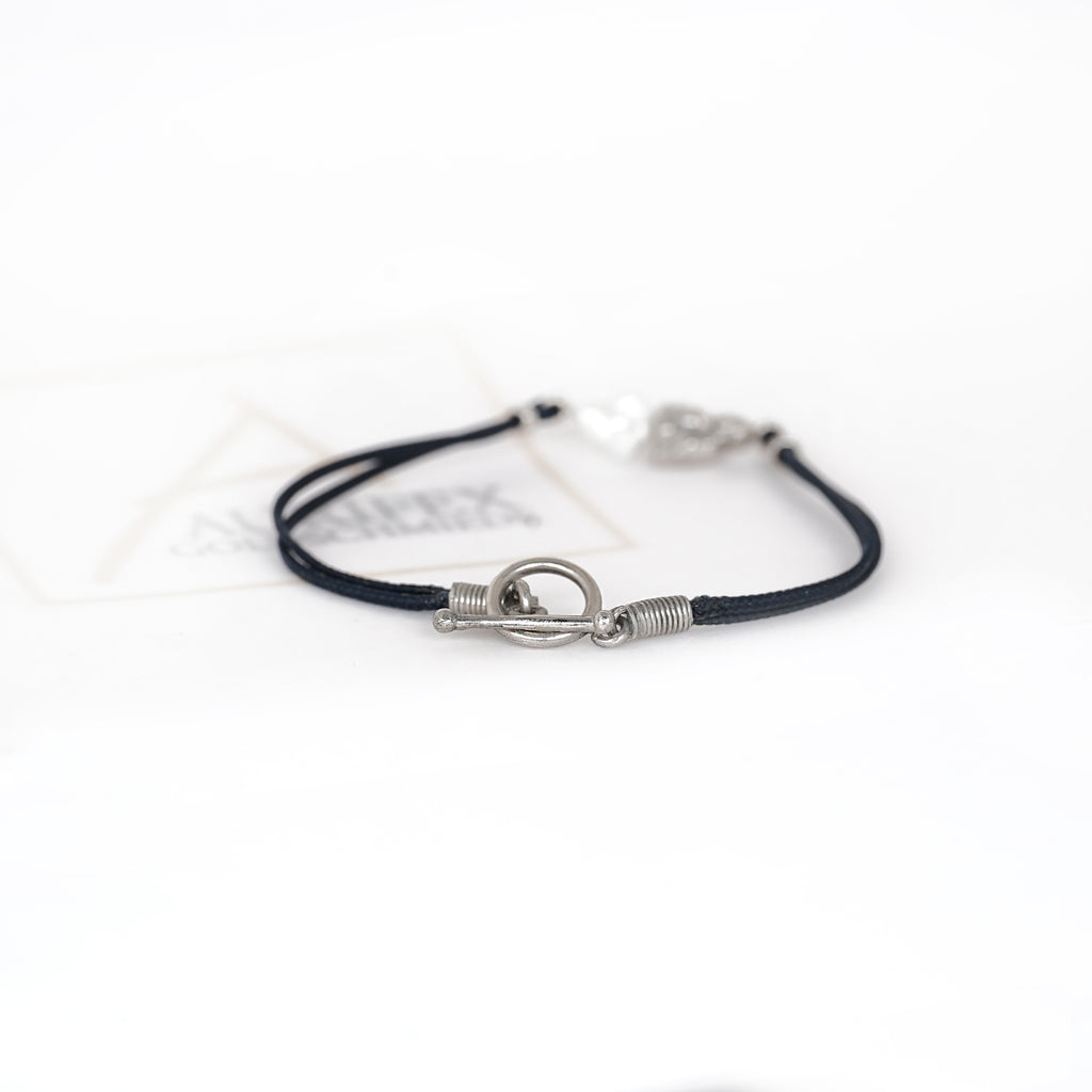 Aurifex Goldschmiede Koblenz Armband us der Kollektion Symbolique in Platin mit Keshi Perle