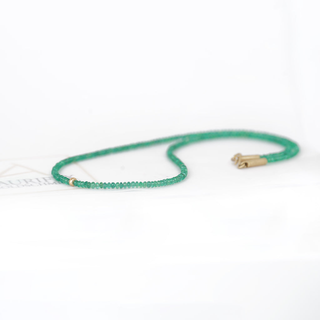 Aurifex Goldschmiede Koblenz Kette aus der Kollektion Feine Form mit Smaragd und Gelbgold