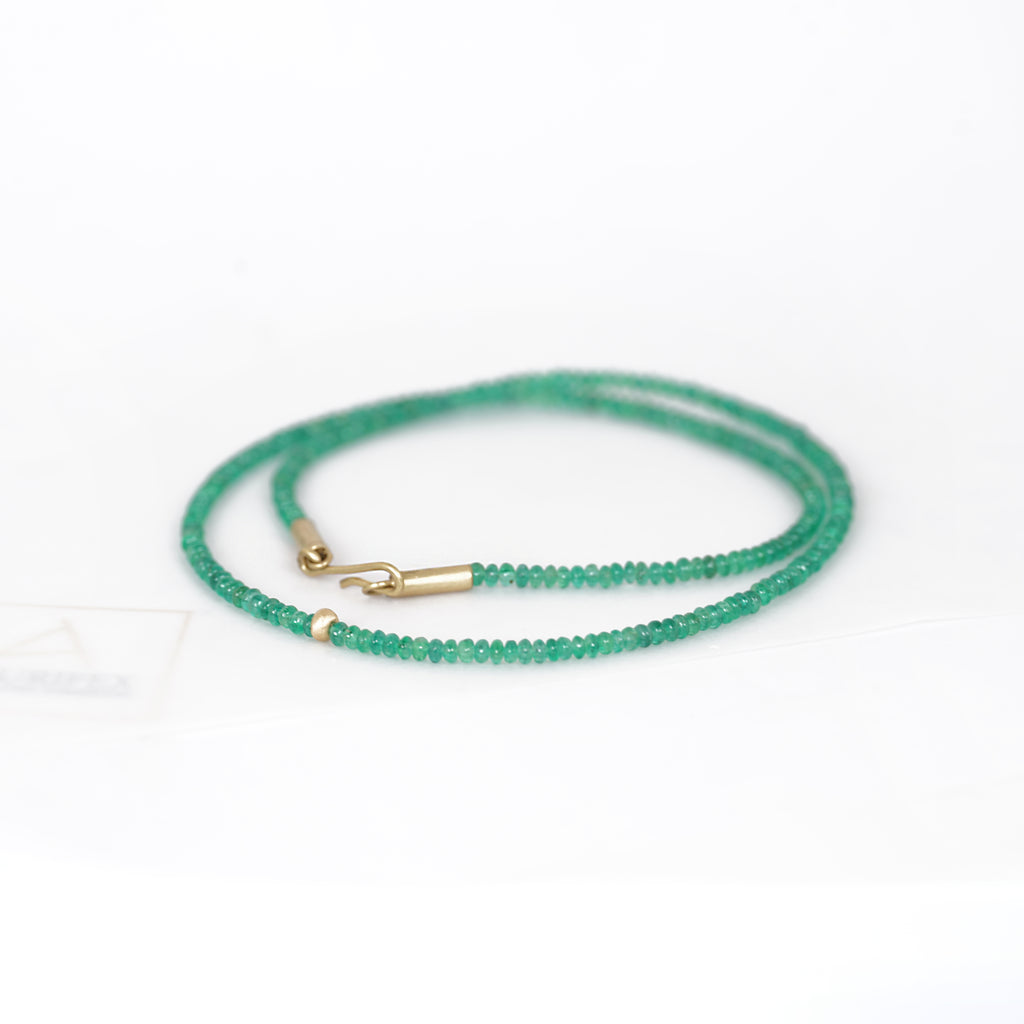 Aurifex Goldschmiede Koblenz Kette aus der Kollektion Feine Form mit Smaragd und Gelbgold