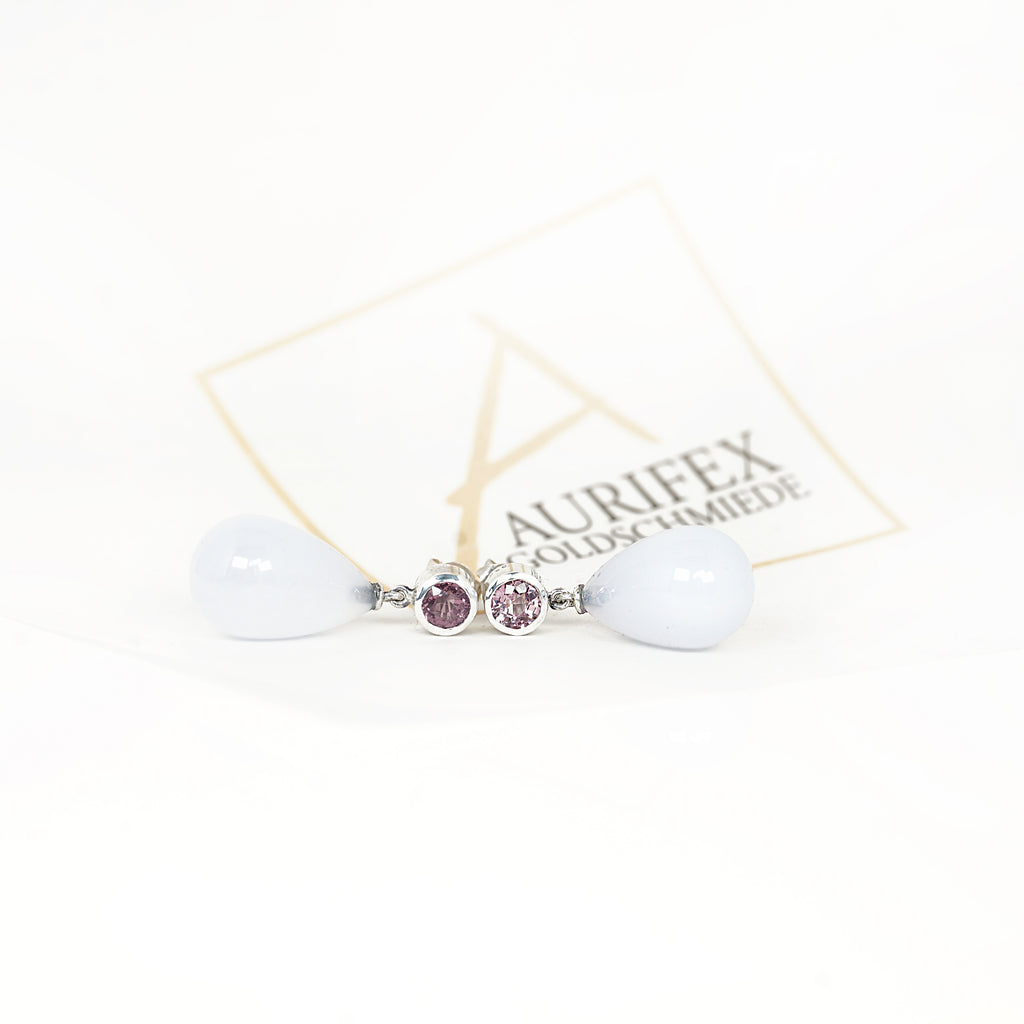 Aurifex Goldschmiede Koblenz Ohrringe aus der Kollektion Feine Form in Silber mit Chalcedon und Spinell