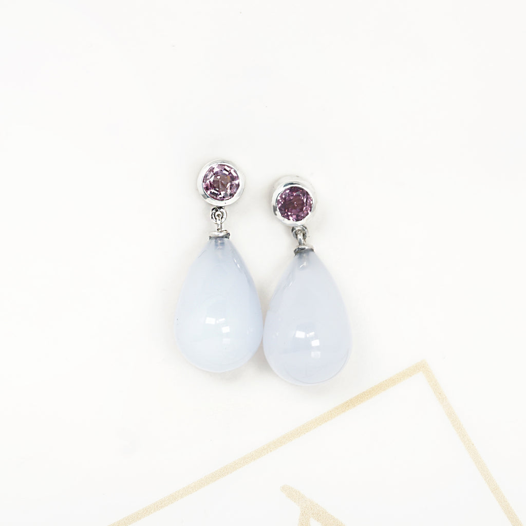 Aurifex Goldschmiede Koblenz Ohrringe aus der Kollektion Feine Form in Silber mit Chalcedon und Spinell