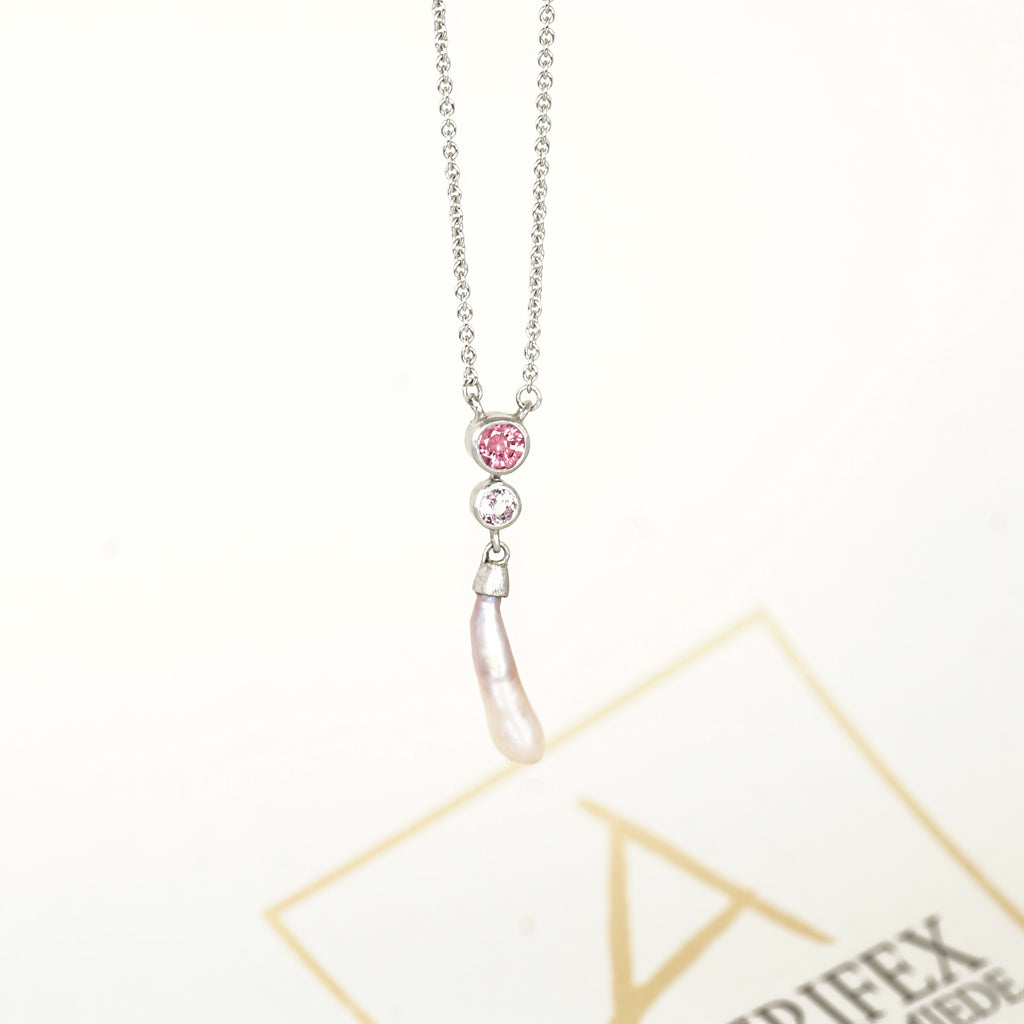 Aurifex Goldschmiede Koblenz Halsschmuck aus der Kollektion Perlenkultur in Platin mit Keshi Perle und Spinell