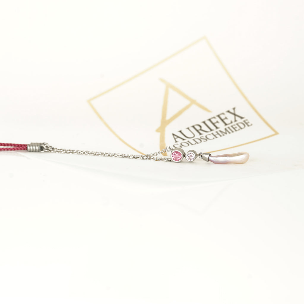 Aurifex Goldschmiede Koblenz Halsschmuck aus der Kollektion Perlenkultur in Platin mit Keshi Perle und Spinell