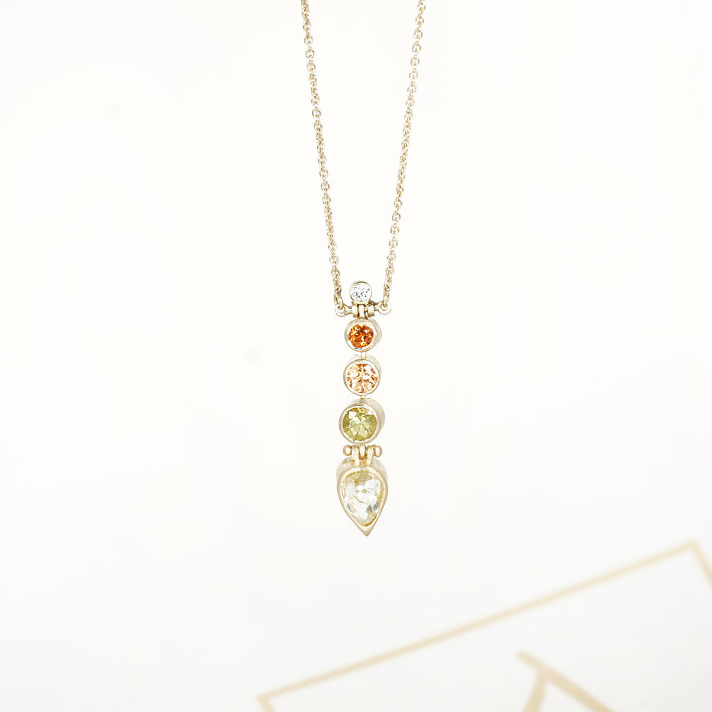 Aurifex Goldschmiede Koblenz Halsschmuck aus der KOllektion UNikat in Gelbgold besetzt mit Diamant, Brillant, Mandarin Granat und Turmalin