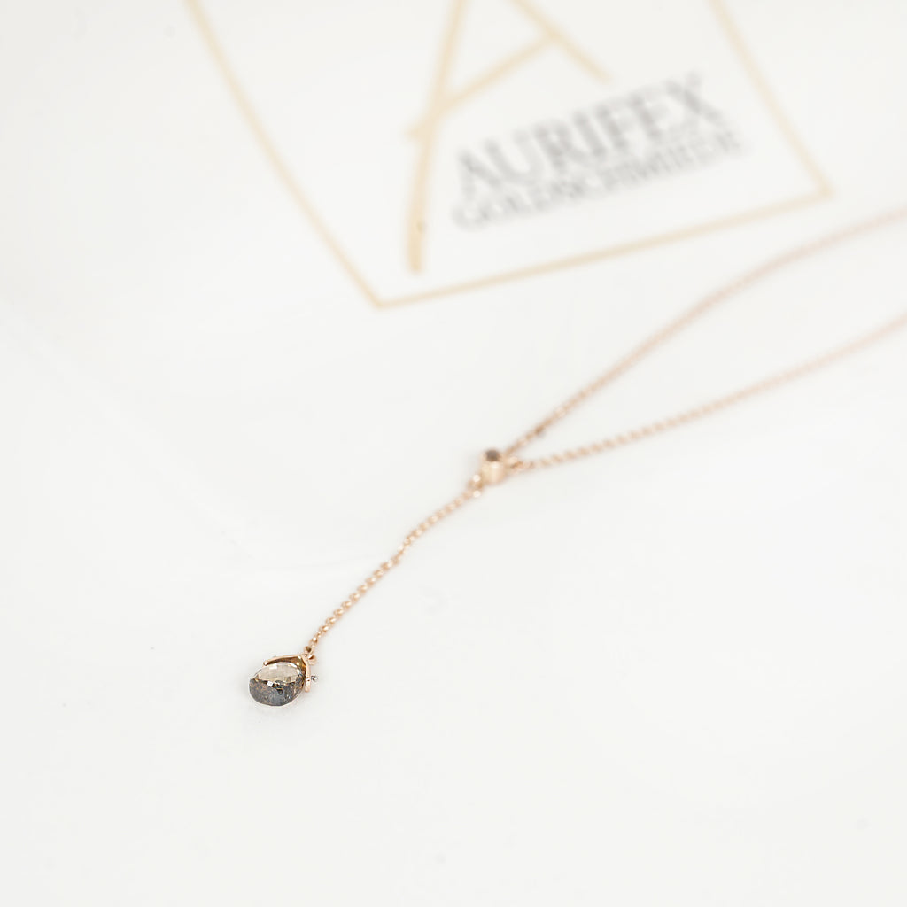 Aurifex Goldschmiede Koblenz Halsschmuck aus der Kollektion Diamant in Rotgold mit Diamant Briolett und Brillant