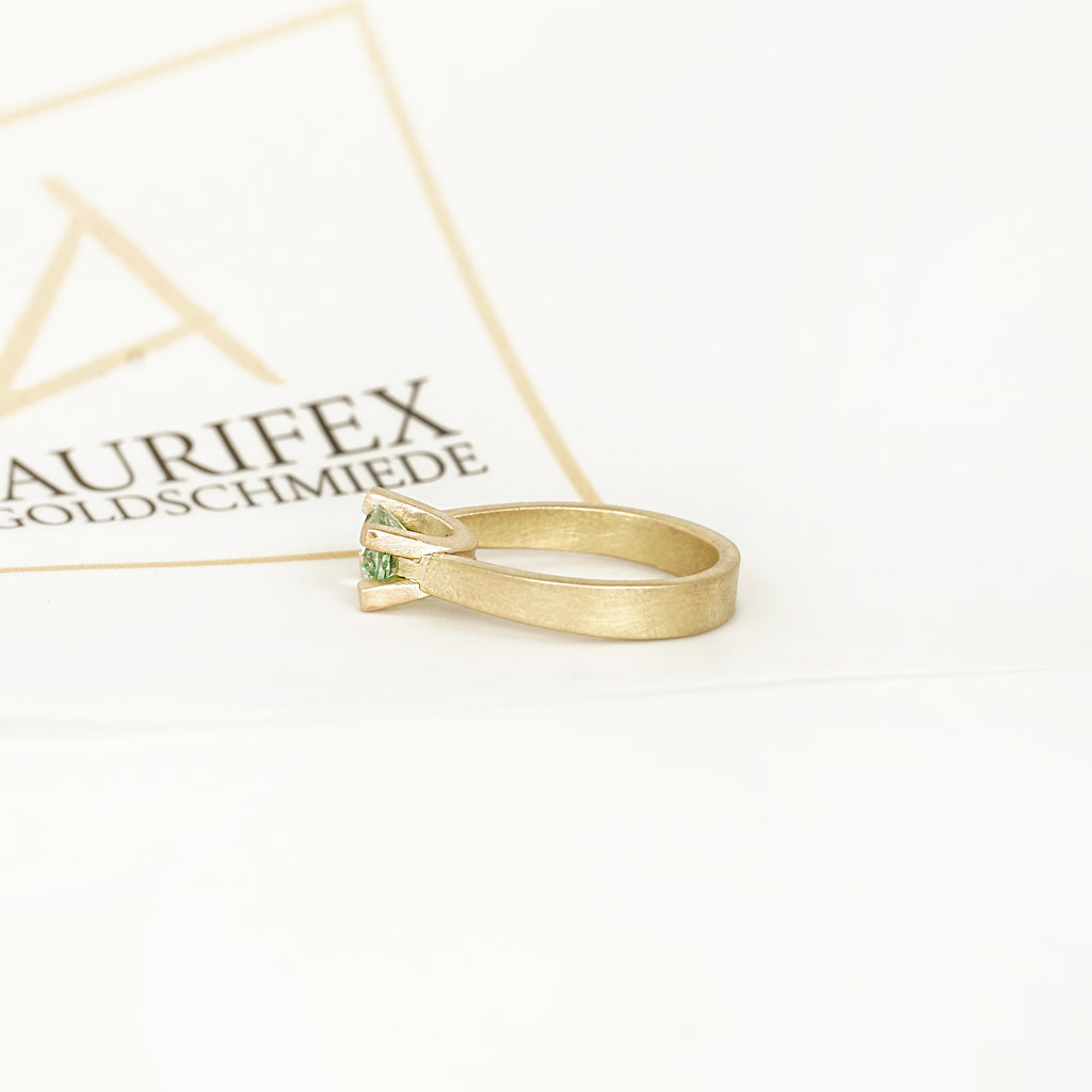 Aurifex Goldschmiede Koblenz Ring aus der Kollektion Unikat in Gelbgold mit Grossular