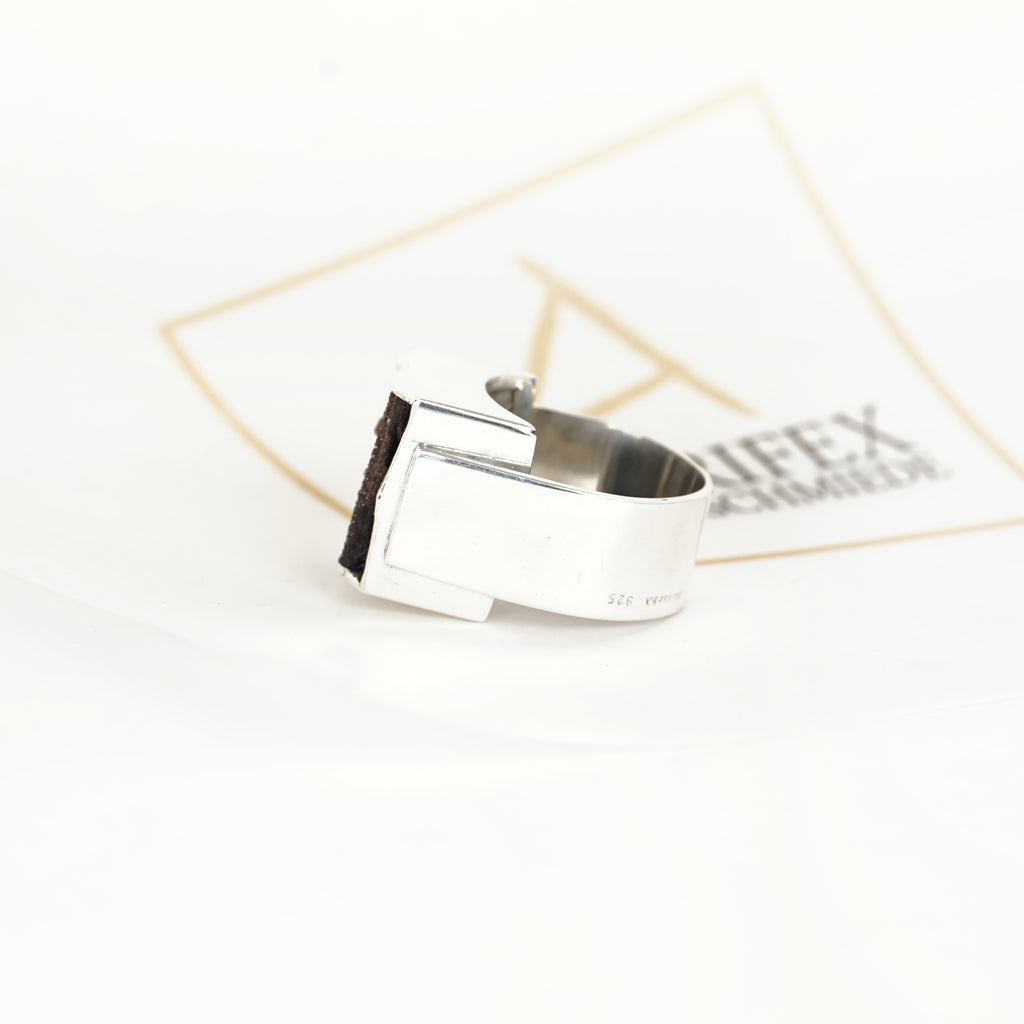 Aurifex Goldschmiede Koblenz Ring aus der Kollektion Silber in Silber mit versteinertem Holz