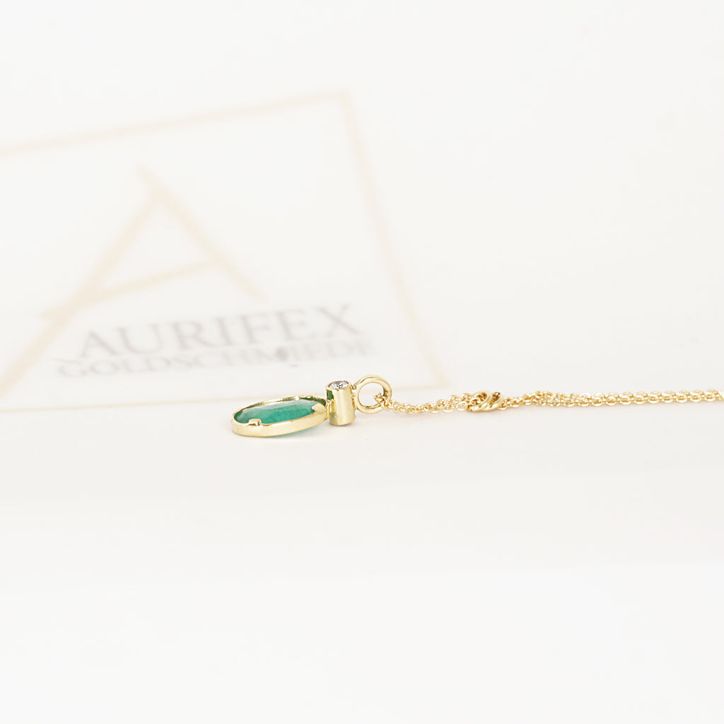 Aurifex Goldschmiede Koblenz Halsschmuck aus er Kollektion Unikat in Gelbgold mit Smaragd und Brillant 