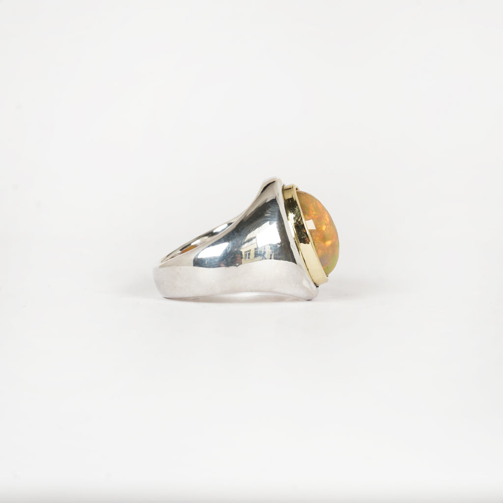Aurifex Goldschmiede Koblenz Ring aus der Kollektion Unikat in Silber mit Gelbgold besetzt mit Opal aus Äthiopien