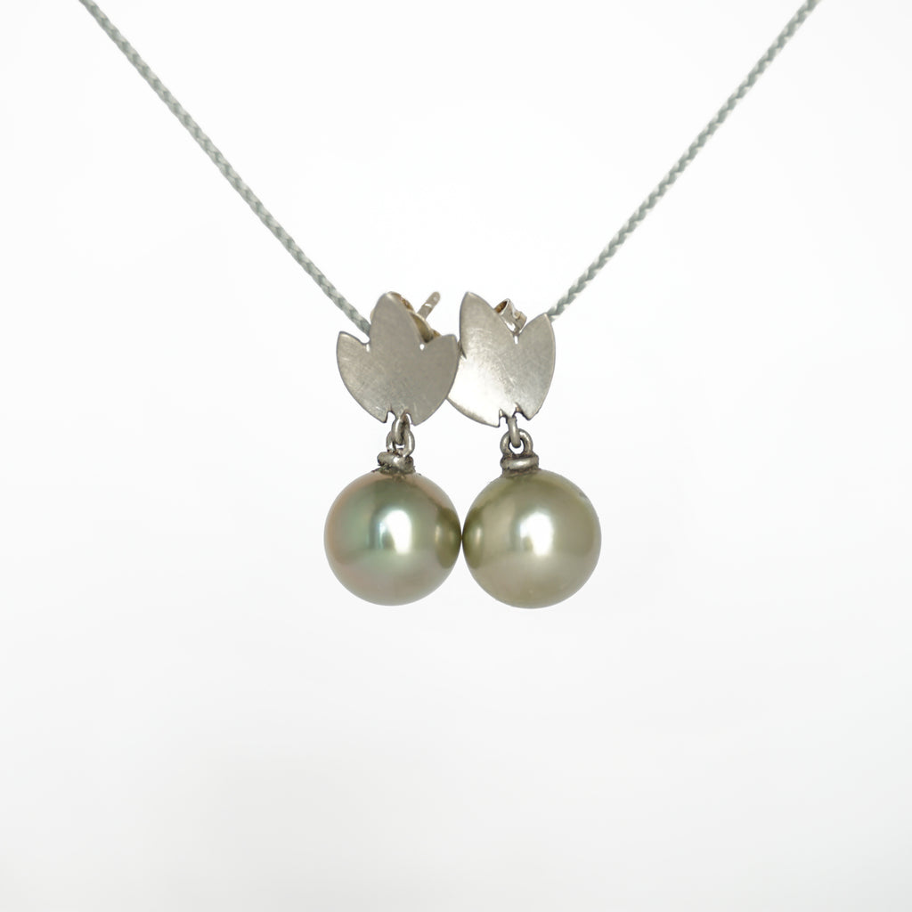 Aurifex Goldschmiede Koblenz Ohrschmuck aus der Kollektion Perlenkultur in Platin mit Tahiti-Zuchtperlen