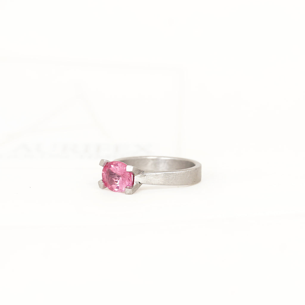 Aurifex Goldschmiede Koblenz Ring aus der Kollektion Unikat in Platin mit Mahenge Spinell